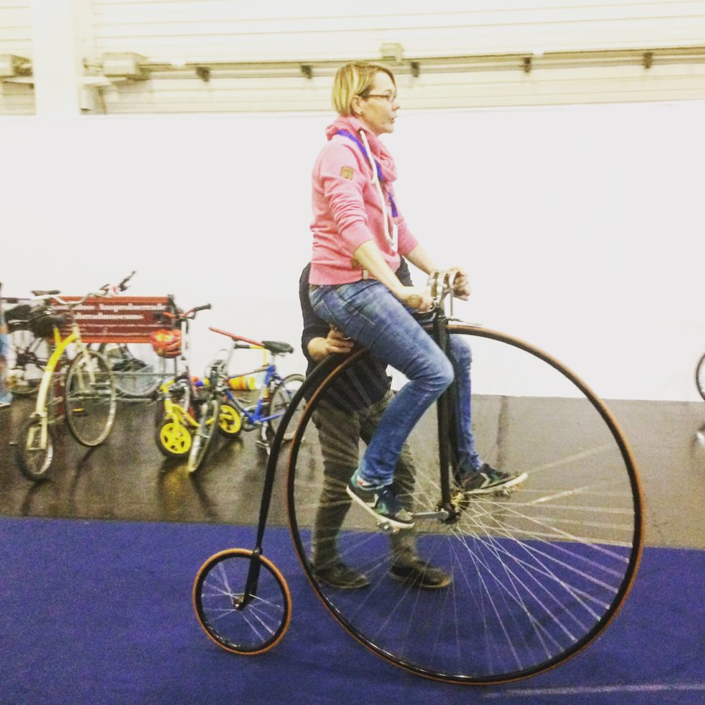 Bild zu: Überwintern mit den Radflamingos. Teil 5. Hochrad kommt vor den Fall.